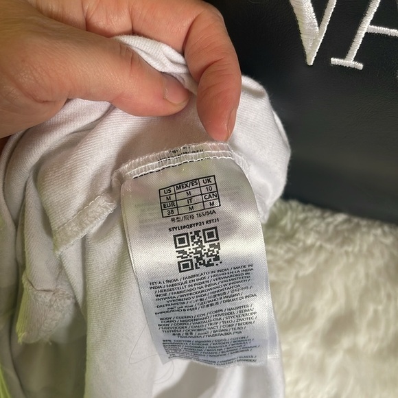 White Sleeveless Top with Red Rose Design - Picture 7 of 8